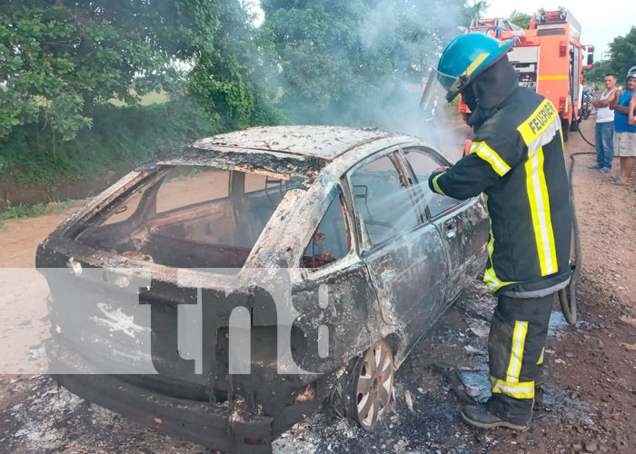 Vehículo queda calcinado tras prenderse en llamas en León