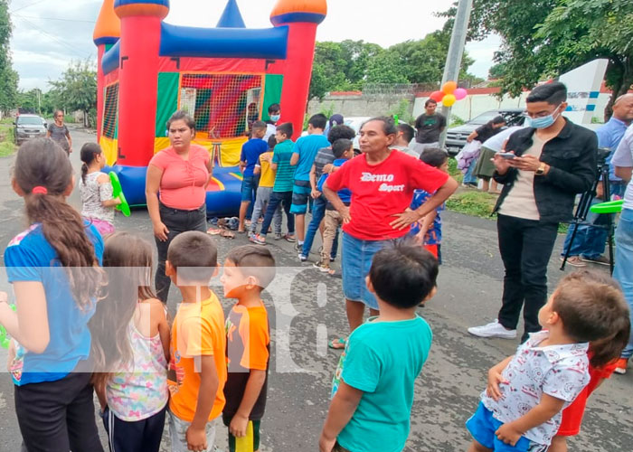 Managua: celebración en el barrio Francisco Meza: payasos y brinca brinca