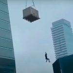 Obrero cuelga de una grúa de un edifico en construcción (Video)
