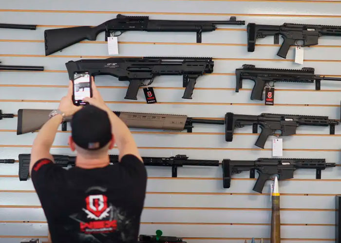 Nueva York anuncia revisión de redes sociales a compradores de armas