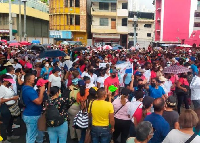 Aumentan las protestas que paralizan el trafico en Panamá