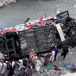 Camión de pasajeros cae por un barranco en Pakistán dejando 19 muertos