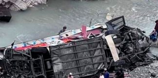Camión de pasajeros cae por un barranco en Pakistán dejando 19 muertos