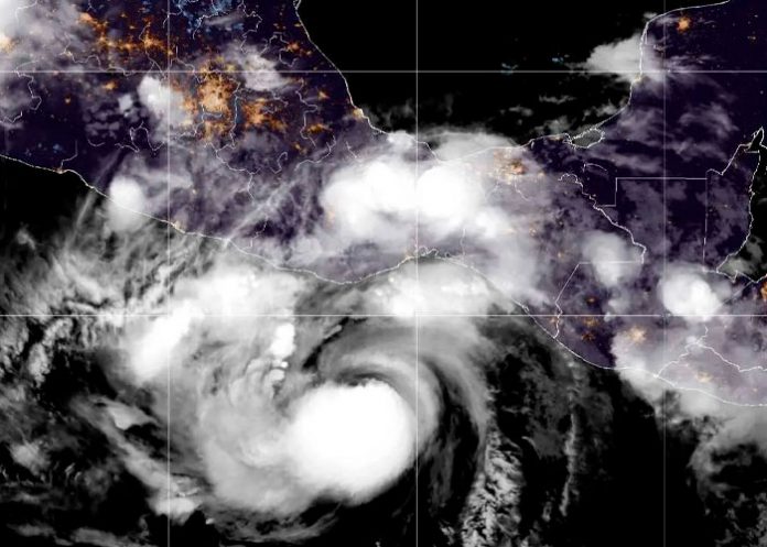 Del Atlántico al Pacífico: Bonnie se convierte en huracán en México
