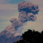 Aumento de actividad del volcán de Fuego motivo de alerta en Guatemala