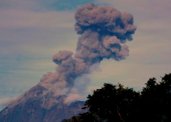 Aumento de actividad del volcán de Fuego motivo de alerta en Guatemala