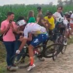 Ciclista se fractura la cervical tras choque contra espectadores en Francia