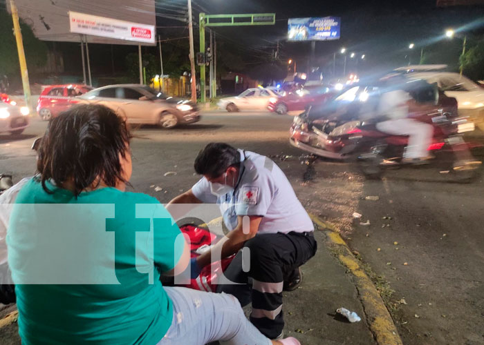 Colisión entre vehículos en Managua, casi le cuesta la pierna a pasajera