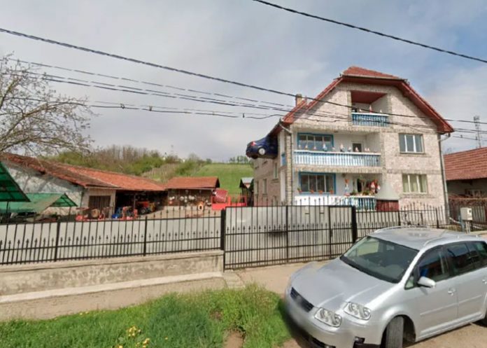 Google Maps captó un carro estrellado en el segundo piso de una casa