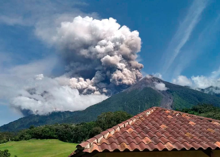 Aumento de actividad del volcán de Fuego motivo de alerta en Guatemala