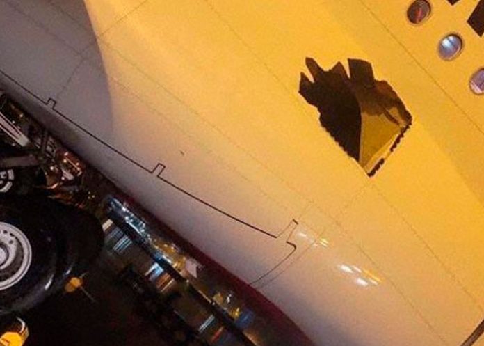 Avión voló más de 14 horas con un agujero en el costado