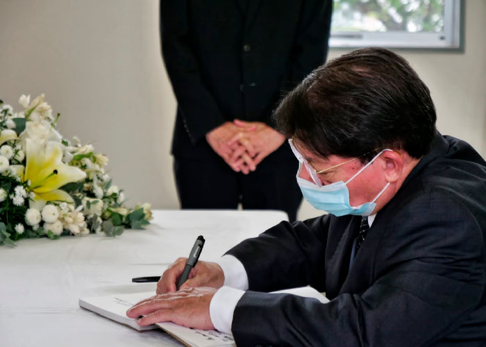 Delegación de Nicaragua firma libro de condolencias en Japón