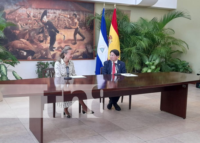 Nueva embajadora de España en Nicaragua entrega copias de estilo