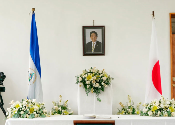 Delegación de Nicaragua firma libro de condolencias en Japón