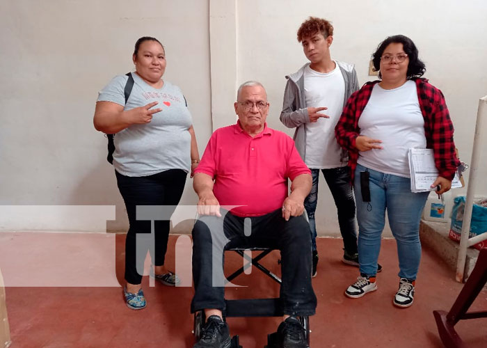 Entregan sillas de ruedas a personas con discapacidad en Boaco