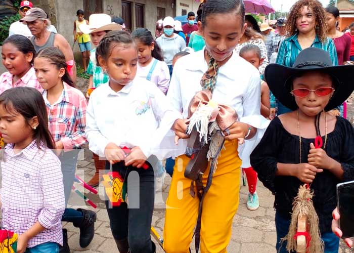 Foto: Realizan el famoso caballito de palo con niños y niñas de Nandaime / TN8