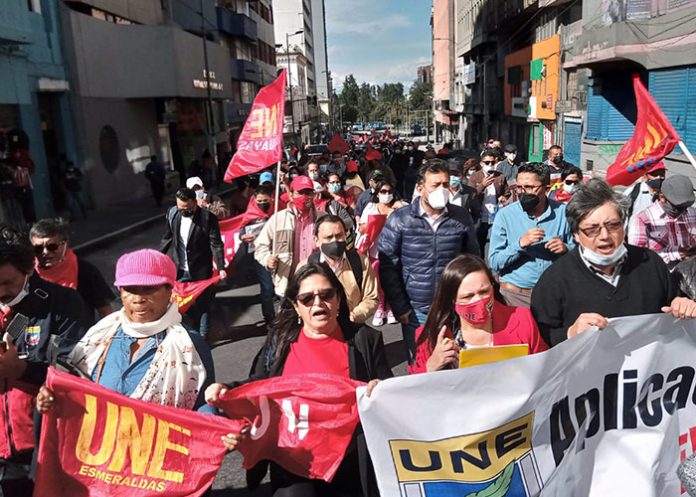 Educadores exigen igualdad salarial en Ecuador