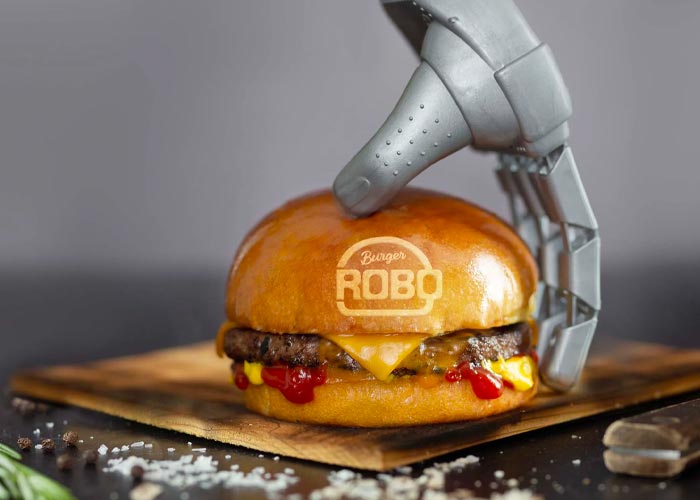 Robots trabajan juntos para cocinar una hamburguesa
