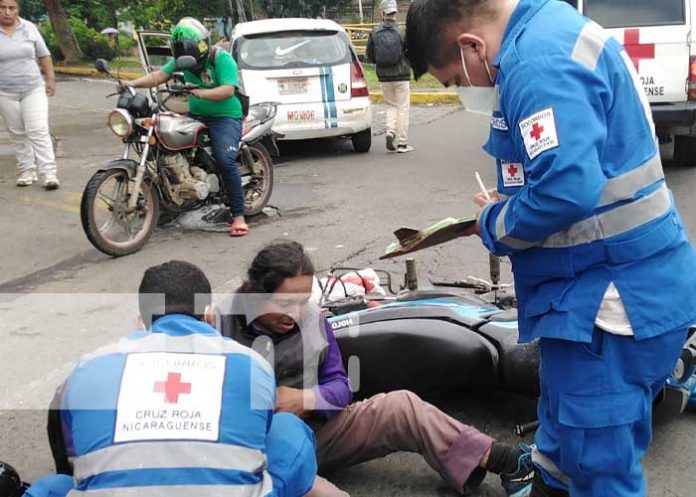 Repartidor con posible fractura al ser colisionado por un taxi en Managua