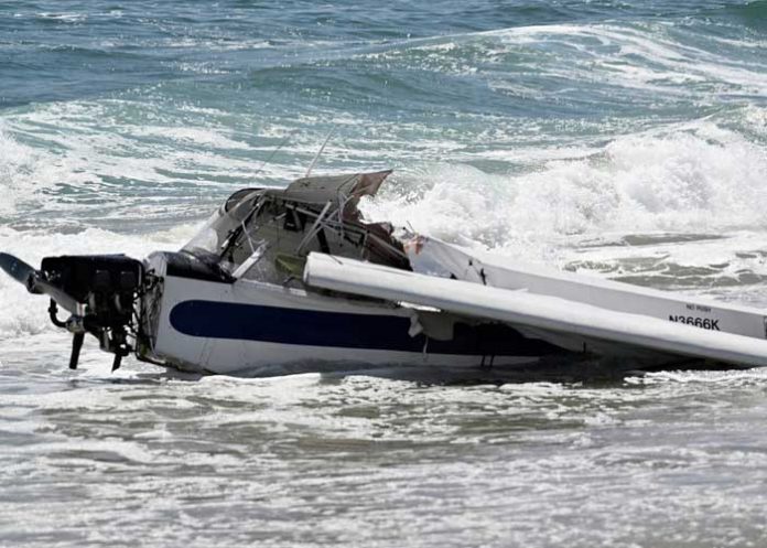 Avión se estrella en una playa de California