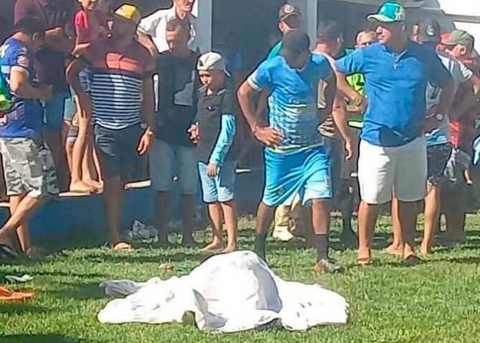 A sangre fría acribillan a hombre en pleno partido de fútbol en Brasil
