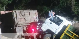 Camión cae en un puente en construcción en Matiguás