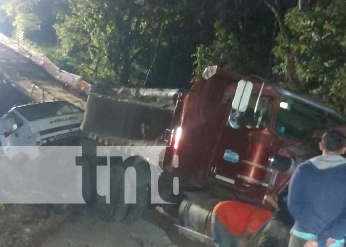 Camión cae en un puente en construcción en Matiguás