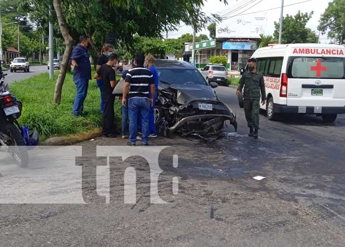 Accidente de tránsito con camioneta y vehículo en Managua