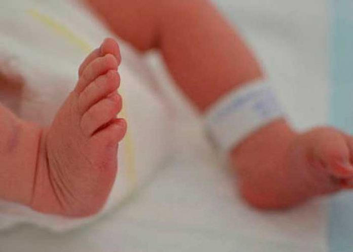 ¡Insólito! Muere bebé a las horas de nacer: Sus padres eran hermanos