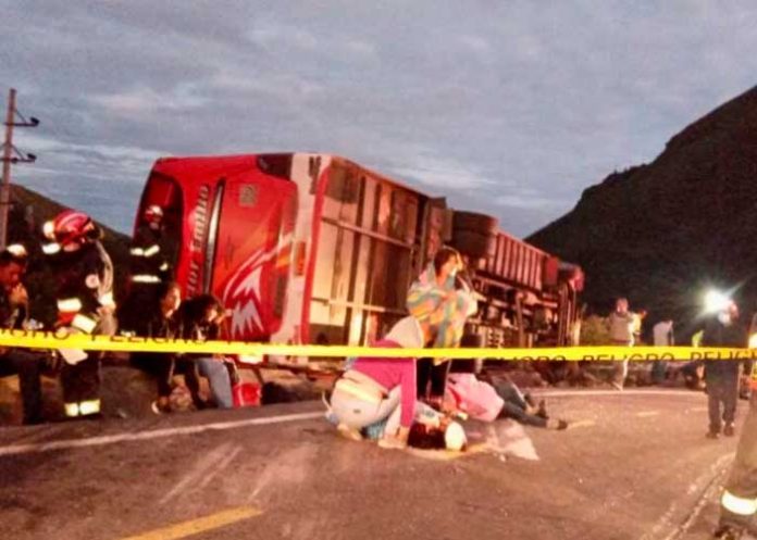 Nueve fallecidos tras vuelvo de bus en la “curva de la muerte” en Ecuador