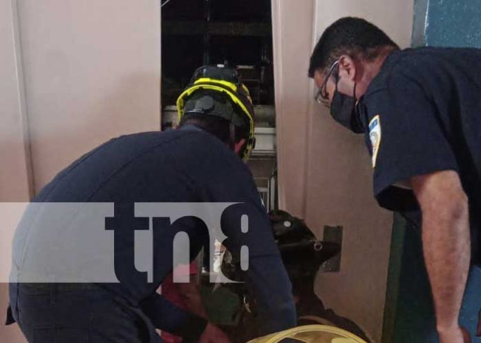 Foto: Hombre que quedó sin poder salir de un ascensor en edificio de Managua / TN8