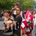 Familias se reúnen en los alrededores de la plaza, previo al mensaje del Comandante Daniel Ortega