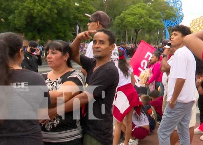 Familias se reúnen en los alrededores de la plaza, previo al mensaje del Comandante Daniel Ortega