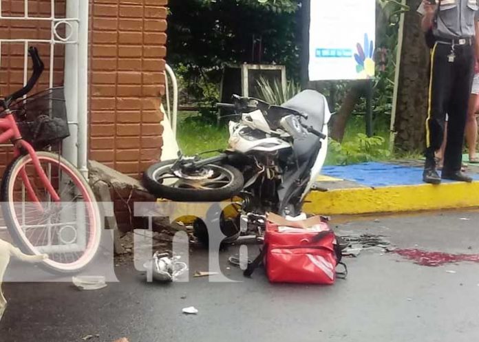 Impacto de motociclista contra muro del centro turístico de Granada