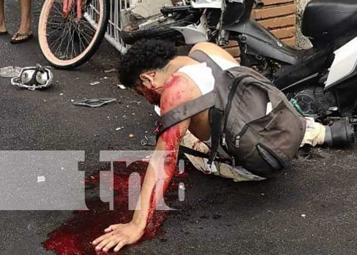 Impacto de motociclista contra muro del centro turístico de Granada