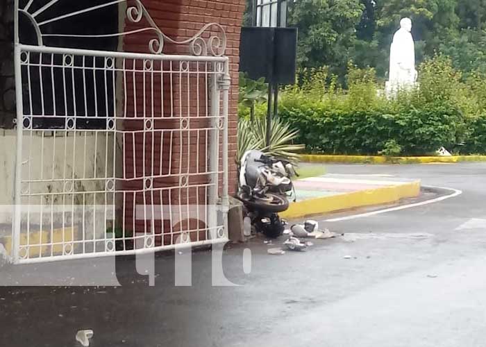 Impacto de motociclista contra muro del centro turístico de Granada