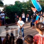 Familias de Granada siguen celebrando con piñatas el Día de la Alegría 