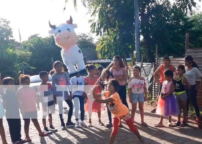 Familias de Granada siguen celebrando con piñatas el Día de la Alegría 