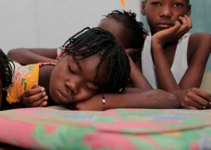 Niños en Haití se refugian en escuelas escapando de la violencia de pandillas