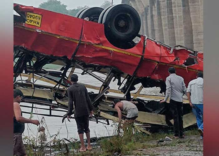 13 personas perdieron la vida al caer un autobús por un puente en la India