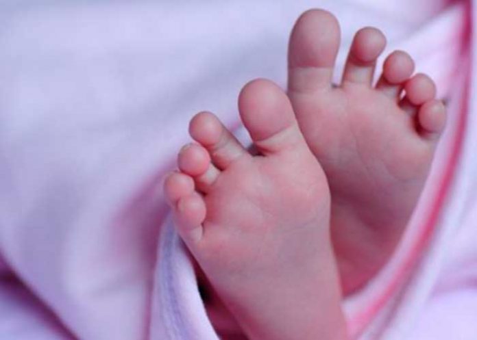 ¡Inusual! Bebé nace con cuatro brazos y cuatro piernas en la India