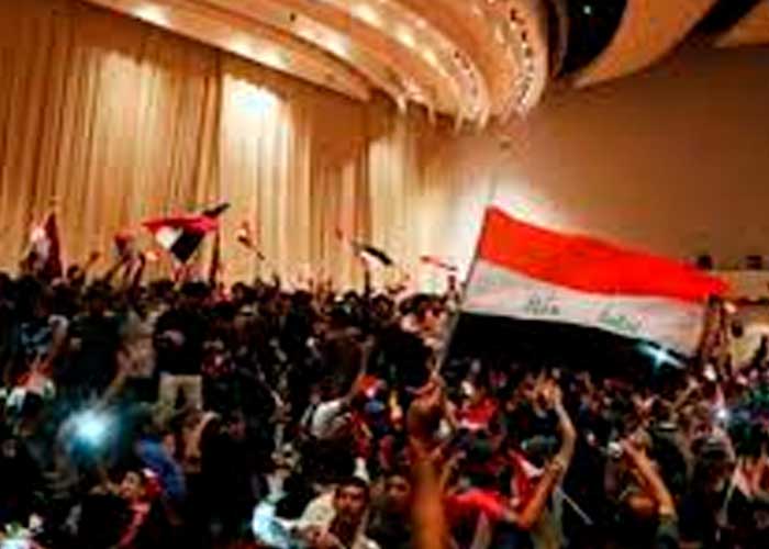 Asaltan el Parlamento de Irak en rechazo al primer ministro