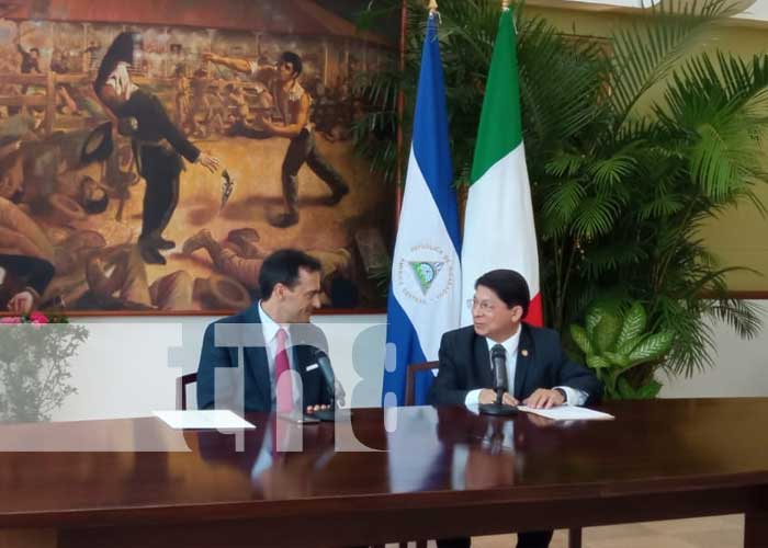 Canciller de Nicaragua y embajador de Italia en reunión
