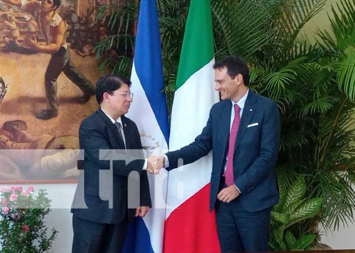 Canciller de Nicaragua y embajador de Italia en reunión