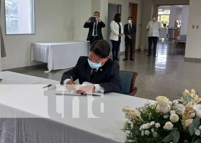 Funcionarios de Nicaragua firman libro de condolencias en embajada de Japón