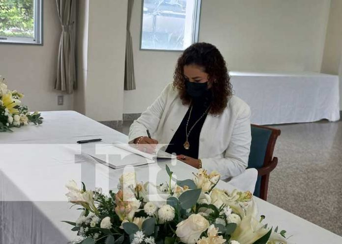 Funcionarios de Nicaragua firman libro de condolencias en embajada de Japón