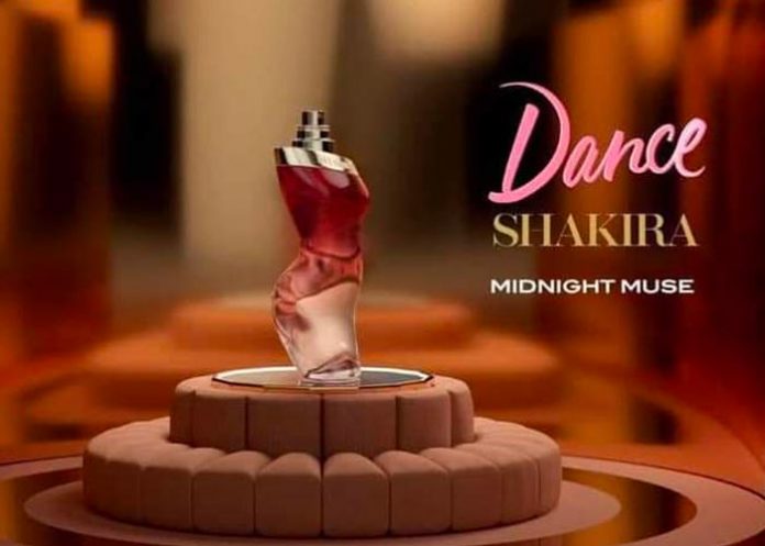 Shakira mostró la nueva fragancia con un video sensual