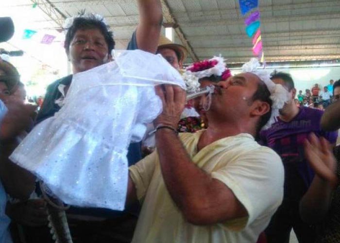 En México alcalde se casa con 'Alicia Rubí': un lagarto