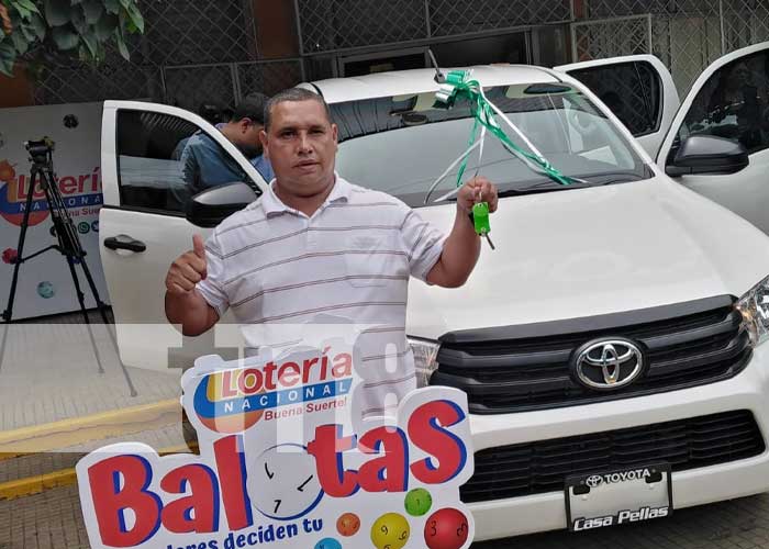Balotas, de la Lotería Nacional, entrega camioneta