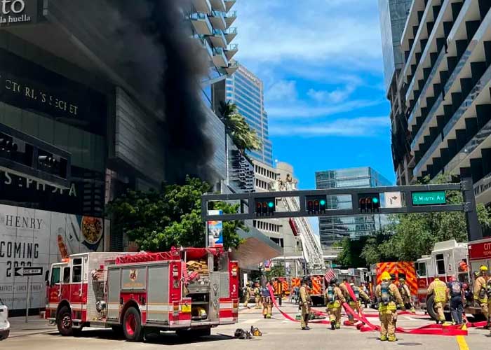 Voraces llamas consumen un lujoso hotel en Miami